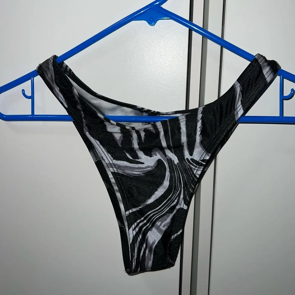 PrettyLittleThing Monochrome Zebra Swirl Print Beach Coverup & Bikini - Picture 4 of 7